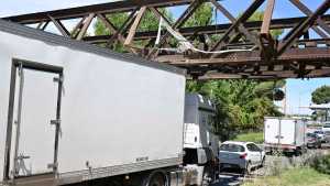 Buteler dijo tener la solución para que los camiones dejen de chocar el puente en la Ruta 151 de Cipolletti