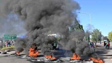 Miércoles, otro día que tendrá cortes en la ruta y los puentes Neuquén - Cipolletti. foto: Florencia Salto