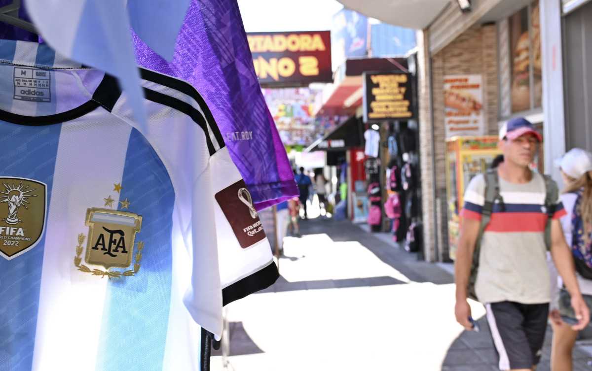 Ya está a la venta la camiseta de la selección Argentina campeona del mundo en Neuquén. Enterate donde podes conseguirla y cuales son sus precios. Foto: Florencia Salto.