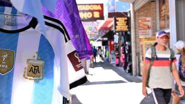 Ya está a la venta la camiseta de la selección Argentina campeona del mundo en Neuquén. Enterate donde podes conseguirla y cuales son sus precios. Foto: Florencia Salto.