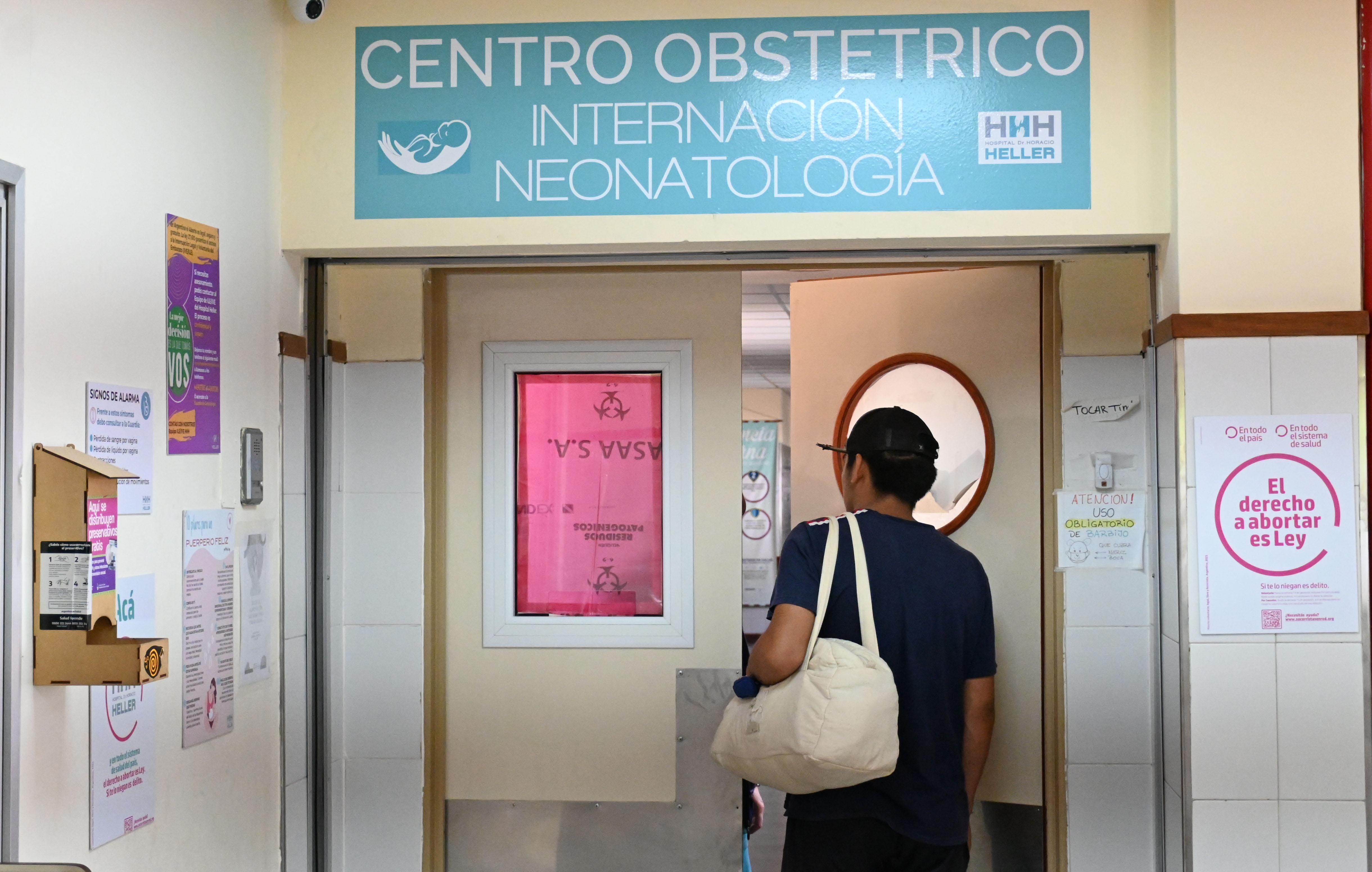 El hospital Heller de Neuquén es uno de los pocos cuyo centro obstétrico tiene cartelería con recomendaciones sobre lactancia y puerperio, junto a las de aborto. Foto Florencia Salto.