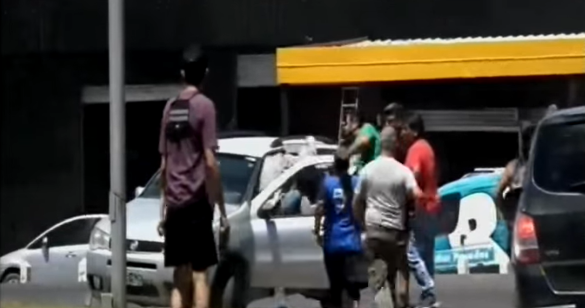 El automovilista denunció que le robaron 200 mil pesos del interior de su vehículo. El incidente fue registrado por las cámaras. Foto: Captura video Somos El Valle