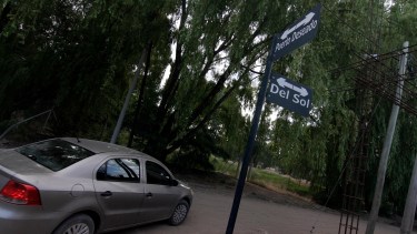 Ingreso a la chacra de Valentina Sur en Neuquén. En el predio se secuestraron armas, vehículos y tanques con petróleo. 