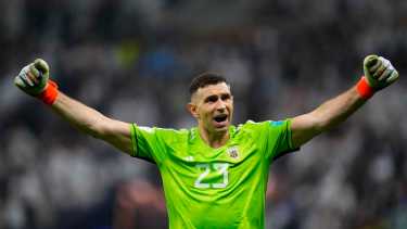 Emiliano Martinez fue clave en la victoria de la Argentina por penales. (AP Photo/Petr David Josek)