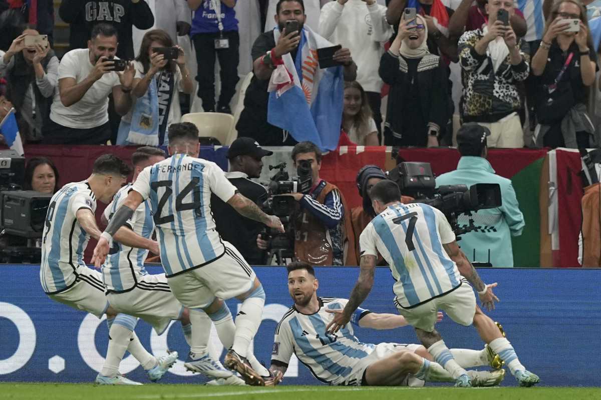 Messi metió el 1 a 0 para Argentina en su sexto gol en este Mundial. (Foto: AP)