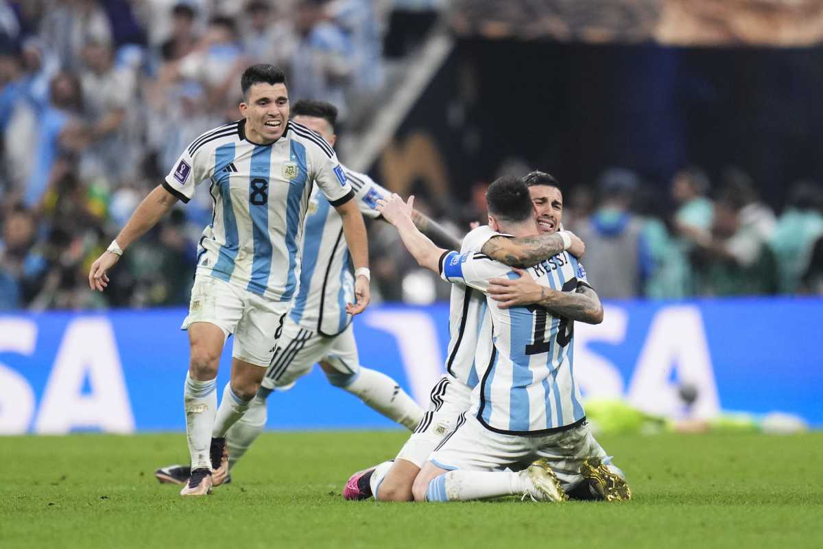 Acuña llega para abrazar a Messi y a Paredes. Argentina ganó su tercer trofeo. (AP Photo/Manu Fernandez)