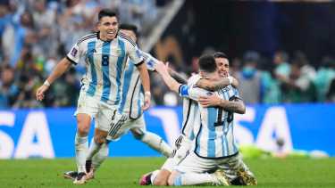 Acuña llega para abrazar a Messi y a Paredes. Argentina ganó su tercer trofeo. (AP Photo/Manu Fernandez)