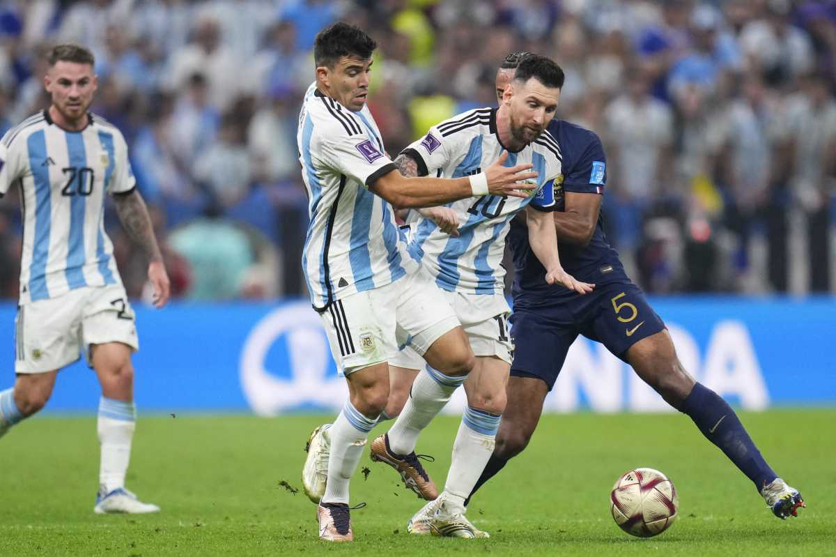 Acuña y Messi luchando en la final del Mundial que finalmente quedó para Argentina. (AP Photo/Manu Fernandez)