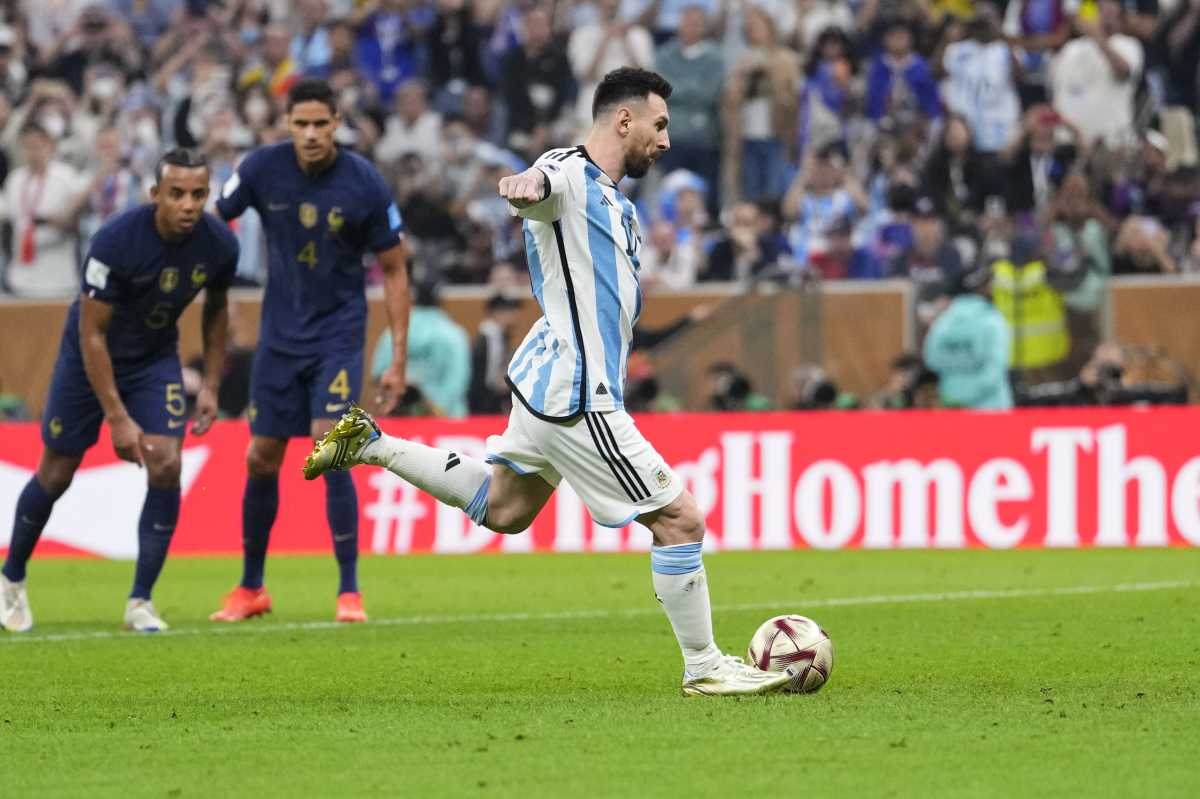 Lionel Messi ejecuta con muchísima calidad su quinto penal en el torneo. Sexto gol para el "10" argentino en el Mundial. (AP Photo/Manu Fernandez)