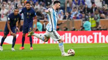 Lionel Messi ejecuta con muchísima calidad su quinto penal en el torneo. Sexto gol para el "10" argentino en el Mundial. (AP Photo/Manu Fernandez)