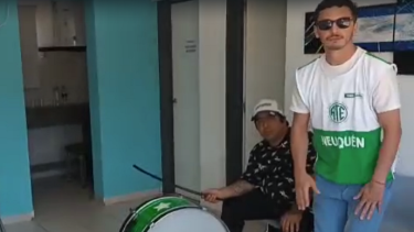 Los municipales difundieron un video para denunciar que fueron encerrados dentro del municipio de Añelo. (Captura).-