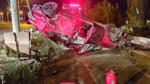 Volcaron a más de 150 km por hora en la Ruta 7 y se salvaron de milagro, en Centenario
