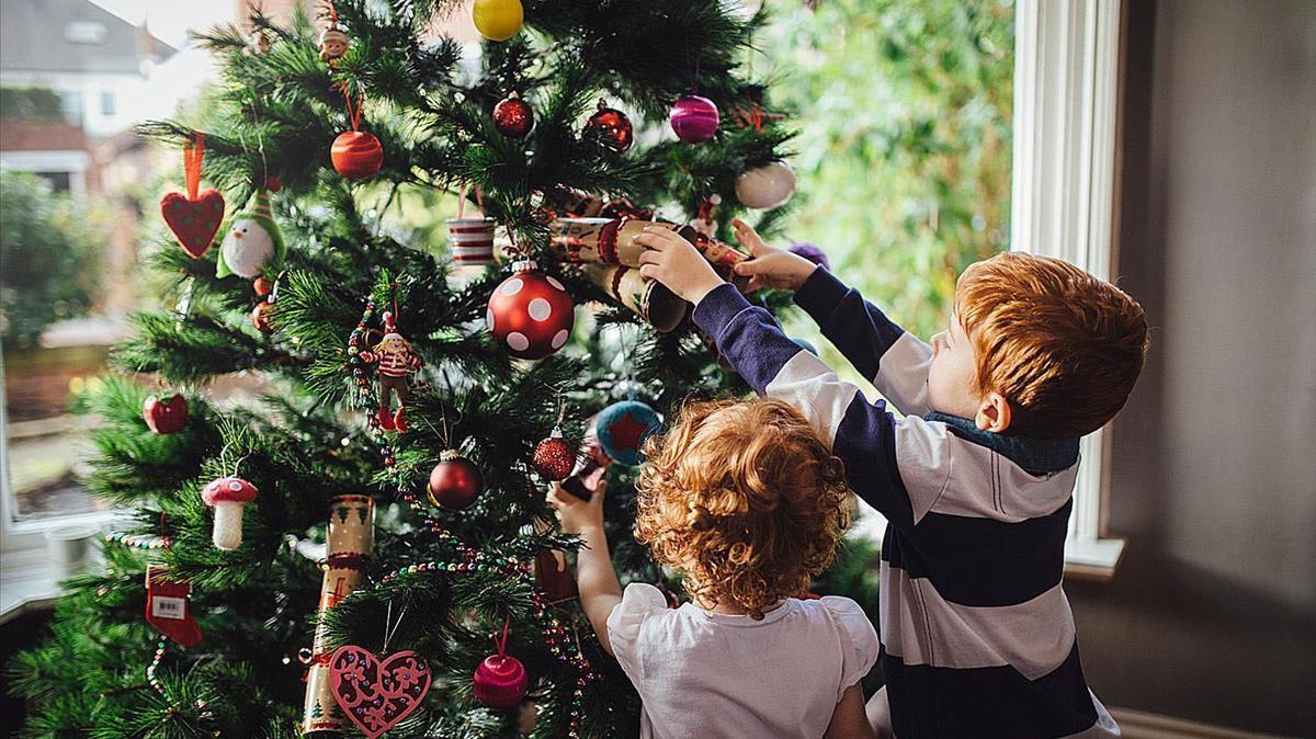 La decoración del arbolito de Navidad es un momento que suele vivirse en familia.