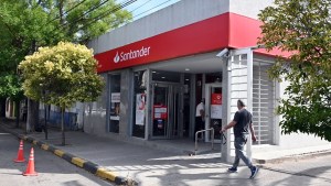 Cierre de banco Santander: en Río Negro ya hubo despidos y denuncian «precarización»
