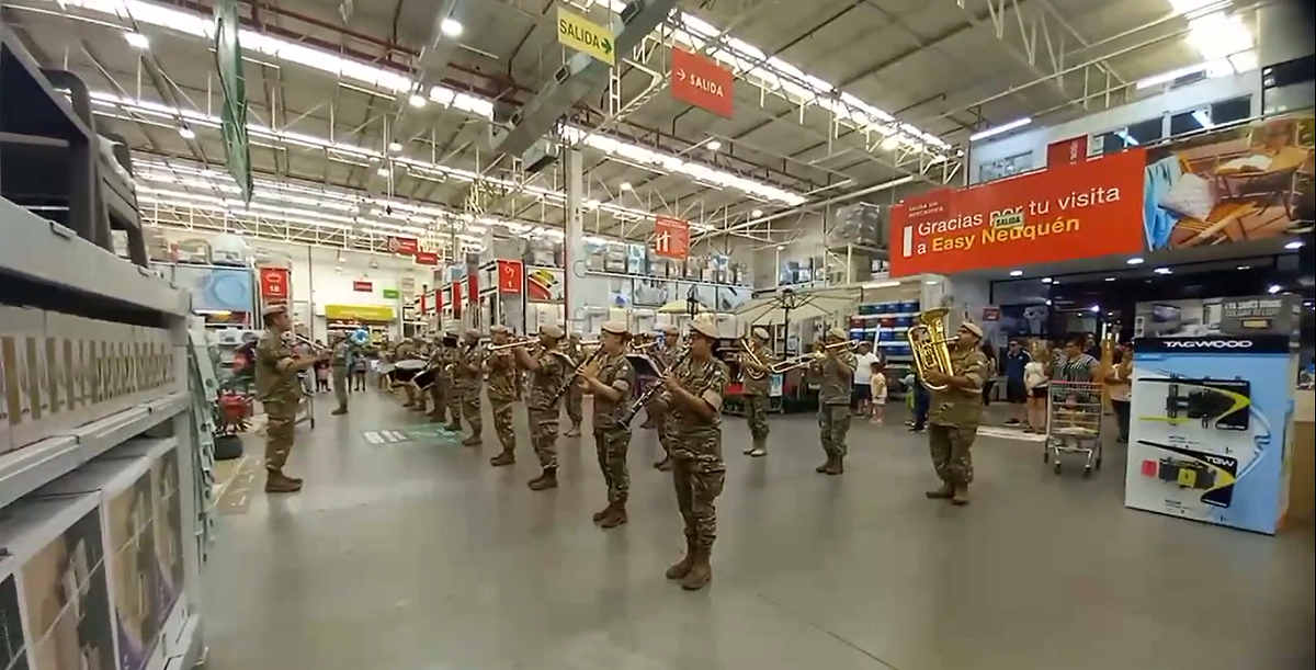 La Banda militar de Neuquén tocó el Himno Nacional y Muchachos. foto: captura video