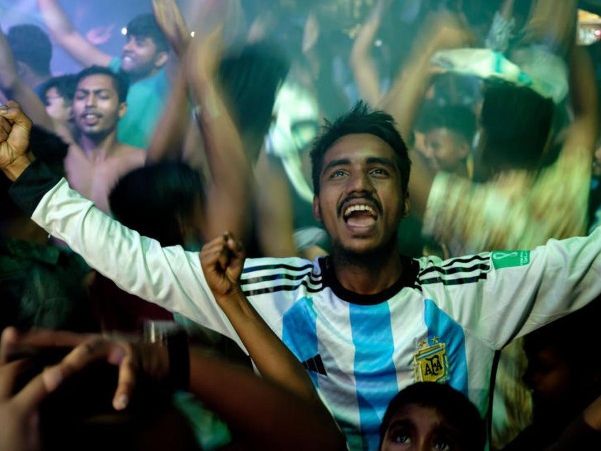 La locura en Bangladesh por la Selección Argentina supera las emociones.-