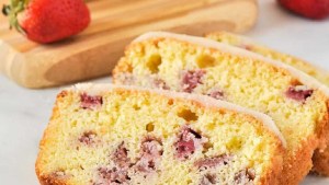 Budín de yogur, coco y frutillas para el mate