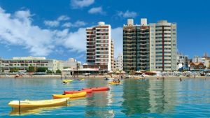 Verano 2023 en Puerto Madryn: cine, tragos, delicias de mar, shows y deportes playeros