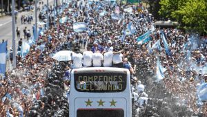 La caravana más grande de la historia: el abrazo de los campeones del mundo con la gente