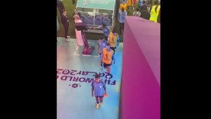 Video: Edinson Cavani golpeó al VAR luego de la eliminación de Uruguay