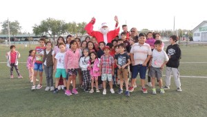 A pulmón, la cena navideña solidaria más grande del Alto Valle reunió a más de mil personas