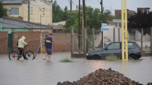 En Kayak por las calles de Centenario: así se las ingenió la gente durante la tormenta