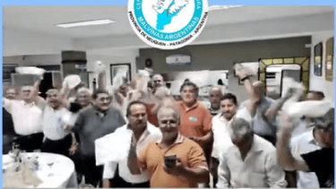 Centro de veteranos de guerra de Neuquén alentando a la Selección. Foto: captura video