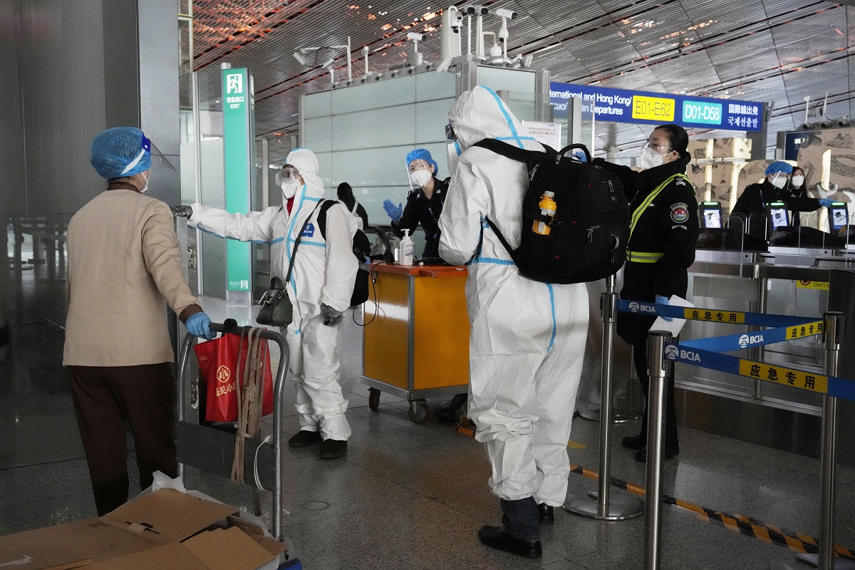 Los controles en los aeropuertos a viajeros de China vuelven ante la ola de covid en ese país.