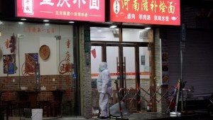 China reabre las fronteras pese a que el covid colapsa los hospitales