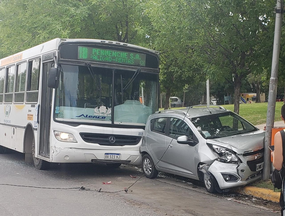 Un colectivo chocó a tres autos estacionados en pleno centro de Neuquén ...