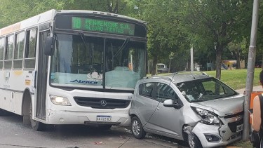 Un colectivo chocó a tres autos estacionados en pleno centro de Neuquén 