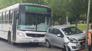 Un colectivo chocó a tres autos estacionados en pleno centro de Neuquén
