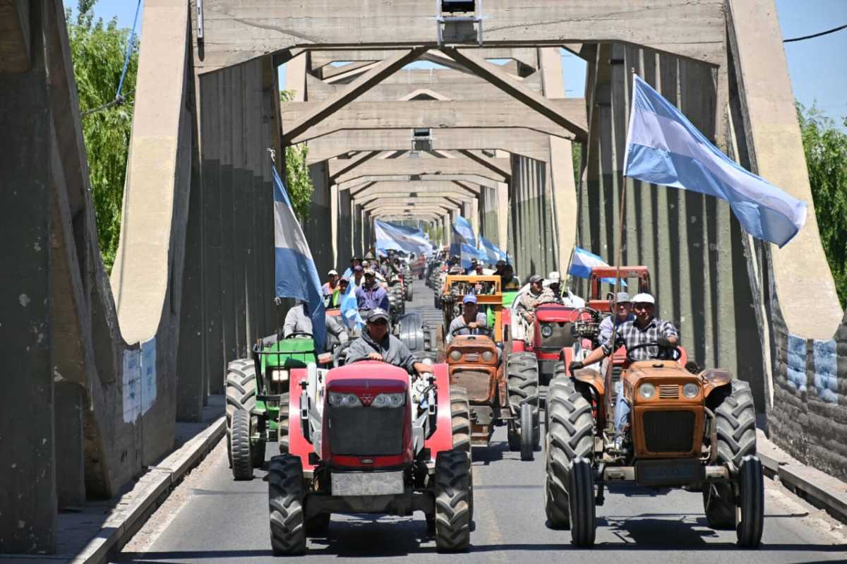 Los tractores marcharon por ruta 22 y cruzaron el puente que une Río Negro con Neuquén. Foto: Florencia Salto 