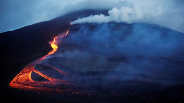 El volcán provoca una “fuente incandescente” de lava que sobrepasa los 500 metros sobre el cráter, agregó el Insivumeh. (ARCHIVO/Reuters)