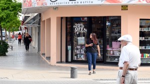 Feriado Nacional: el comercio trabaja normal y los bancos cerrarán a las 12 en Viedma