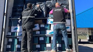 Detectan millonario contrabando de cigarrillos en una carga de salmón, en un paso fronterizo de Neuquén