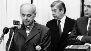 Jaime de Nevares, el cónsul León Leiva y el ministro Pellín, en el acto de condecoración.