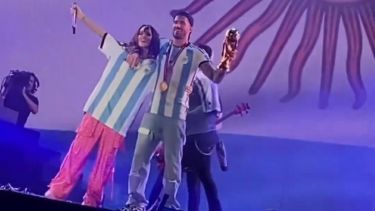 Rodrigo De Paul con Tini Stoessel, tras ser campeón del mundo con Argentina. Foto: Captura video