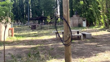 En las canchas de fútbol de veteranos en la Isla 58 cortaron cables del tendido eléctrico. 
