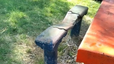 Varios bancos de cemento rotos fue lo que encontró personal municipal en el balneario de Chichinales. (Foto Néstor Salas)