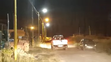 La policía aprehendió a un sujeto  que había sido retenido por vecinos tras el robo en una casa. (Foto gentileza)