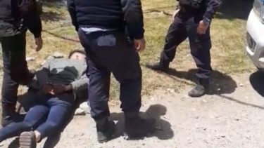 El detenido de 24 años robó un auto, chocó varios vehículos y agredió a un conductor, en la zona de barrio Belgrano, en Bariloche. Gentileza