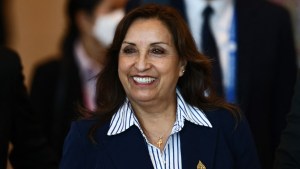 La presidenta de Perú nombró a su gabinete, con un exfiscal a la cabeza