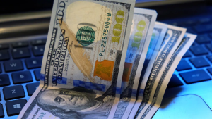 El dólar blue se mantuvo en $400, pero los financieros volvieron a subir