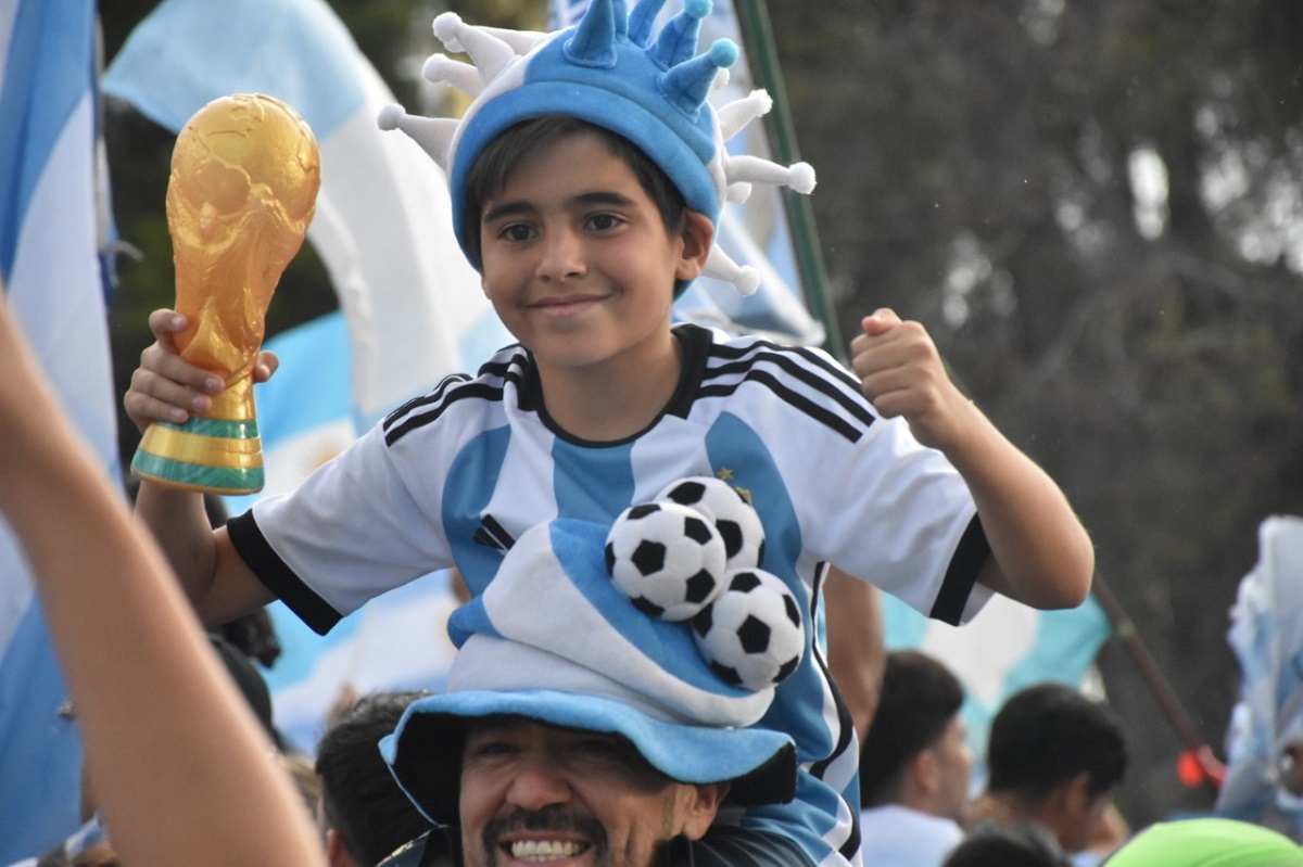 La alegría nacional abrió sucursal en Neuquén: el triunfo de Argentina explotó de pasión el centro. Foto: Yamil Regules
