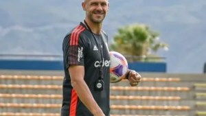 El nuevo entrenador de River deja todo en las charlas técnicas