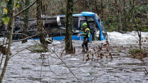 Tragedia navideña en Galicia: murieron cinco personas al caer un micro a un río