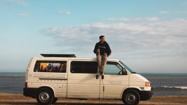 Así financia sus viajes el roquense que recorrió el mundo y ahora fue de Ushuaia a La Quiaca