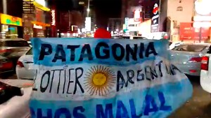 ¡Campeones! La bandera de Plottier y Chos Malal con la que el gaucho del norte neuquino festejó en Bahréin