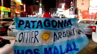 ¡Campeones! La bandera de Plottier y Chos Malal con la que el gaucho del norte neuquino festejó en Bahréin